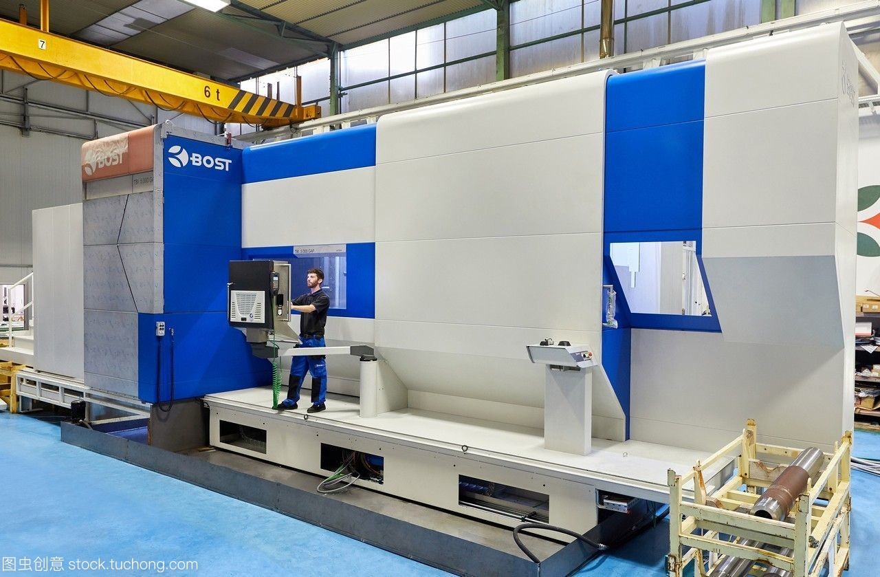 加工中心。數(shù)控。臥式轉(zhuǎn)彎和銑床。機(jī)械工具的設(shè)計(jì),制造和安裝。gipuzkoabasquecountry,西班牙,e…